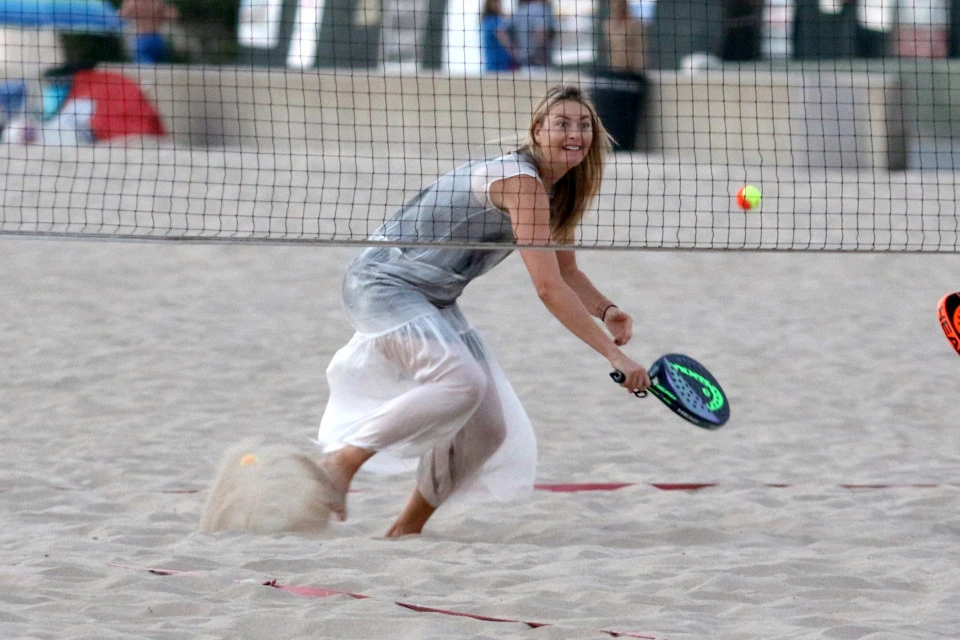 Không thi đấu Olympic Rio, Maria Sharapova chơi tennis bãi biển ảnh 3 Maria Sharapova xinh đẹp như một siêu mẫu